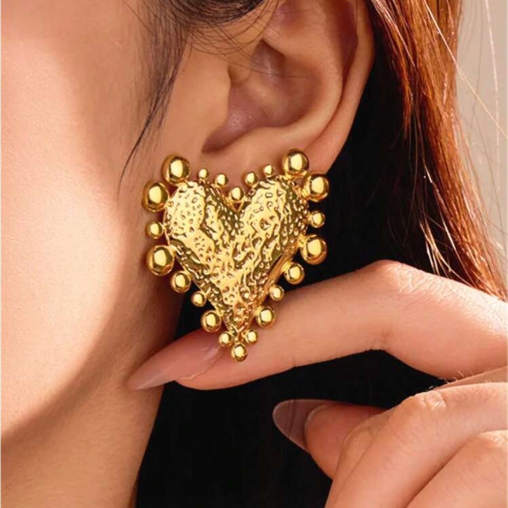 Vintage Gold Heart Stud Earrings - Picture 2 of 2